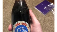 Kroger adalah jaringan supermarket terkenal di Amerika Serikat. Saat bersihkan kulkas, netizen ini temukan harta karun minuman soda Kroger tahun 1983. Foto: Bored Panda