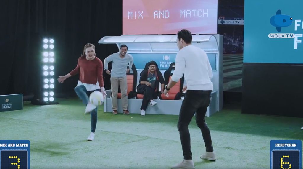 Aksi Darius Sinathrya dan Donna Agnesia Saat Ditantang Juggling Bola Aksi Darius Sinathrya dan Donna Agnesia Saat Ditantang Juggling Bola