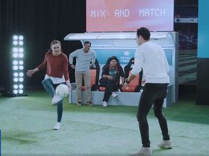 Aksi Darius Sinathrya dan Donna Agnesia Saat Ditantang Juggling Bola