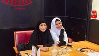 “Moments 😍😘 before lockdown.. March,” tulis aktris yang juga influencer ini di keterangan foto. Makanan belum datang, tapi di meja sudah ada es kopi. Slurpp! Foto: Instagram five_vrachmawati