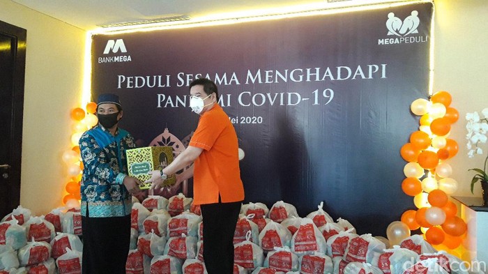 bank mega surabaya beri bantuan sembako
