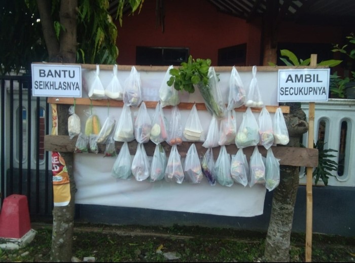 Warga Blitar Berbagi Sayur dan Sembako