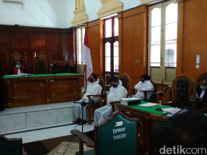 3 terdakwa kasus pembunuhan Hakim Jamaluddin pakai APD.