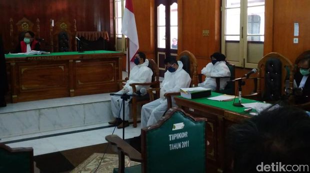 3 terdakwa kasus pembunuhan Hakim Jamaluddin pakai APD.