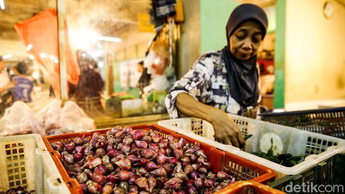 Harga Bawang Merah, Gula hingga Ayam Terus Naik Harga sejumlah bahan kebutuhan pokok seperti bawang merah, gula hingga daging ayam terus merangkak naik dejak awal Ramadhan.