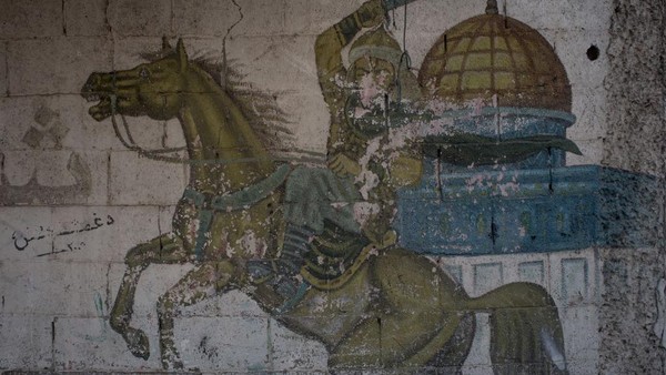 Sebuah mural yang memperlihatkan seorang pria sedang menunggang kuda sambil mengacungkan pedang.