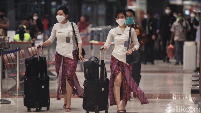 Kemenhub membuka kembali layanan penerbangan domestik di Bandara Soekarno Hatta. Awak kabin pun kembali sibuk melayani penerbangan terbatas untuk rute domestik.
