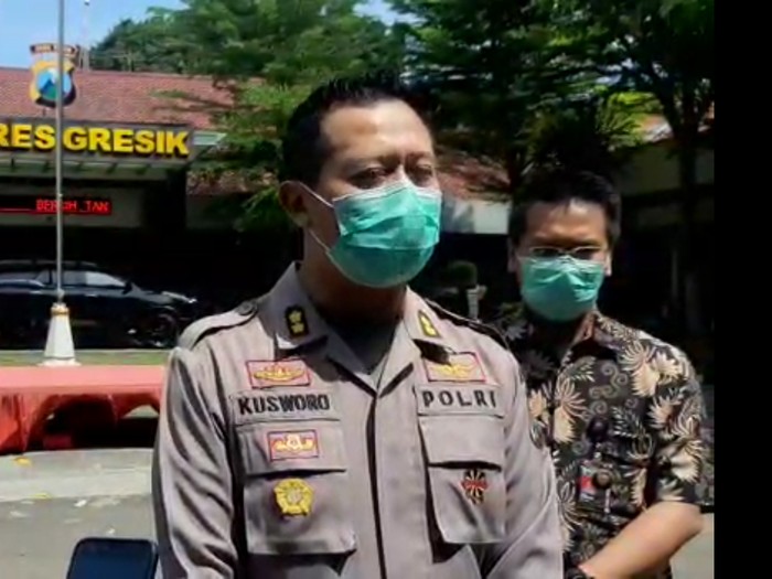 Seorang siswi SMP di Gresik jadi korban pemerkosaan saudara sendiri. Kepada polisi, pelaku mengaku lebih dari 10 kali menyetubuhi korban.