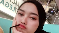 Melalui Instagram nya, Indira kerap membagikan momen kulinernya. Jauh dari pendapatnya soal COVID-19, India memiliki pose yang kocak saat kulineran. Foto: Instagram @indirakalistha