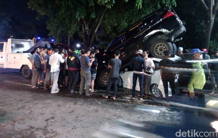 Kecelakaan Beruntun Kecelakaan beruntun terjadi di Jalan Ring Road, Medan, Kamis (14/5/2020). Ada dua mobil yang terlihat saling timpa dalam kecelakaan tersebut.
