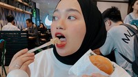 Lagi-lagi candid, ternyata porsi makan Indira Kalista terbilang banyak. tak cukup satu jenis, ia juga memesan jenis-jenis makanan lainnya. Foto: Instagram @indirakalistha