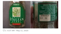 Belum lama dipakai untuk makan malam, netizen ini terkejut. Siapa sangka bumbu herba Italia miliknya sudah berusia 30 tahun. Duh ada-ada saja! Foto: Bored Panda