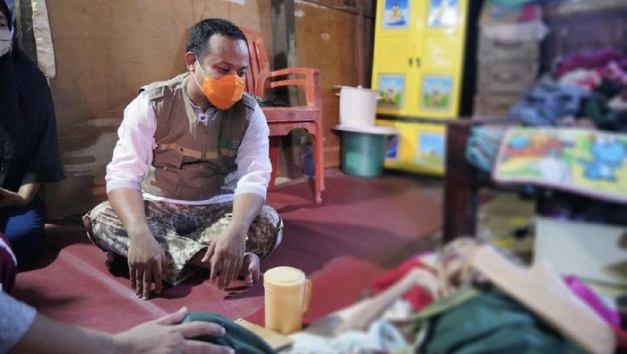 Wakil Gubernur Sulawesi Selatan (Sulsel) Andi Sudirman Sulaiman bagikan sembako ke warga. (Foto: Humas Pemprov Sulsel)