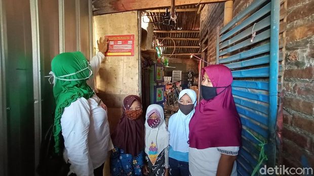 Pemasangan stiker keluarga pra-sejahtera di Kudus