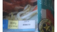Netizen ini mengatakan ayahnya nekat makan iga kemasan yang sudah berumur 17 tahun. Produk makanan itu rupanya dibeli tahun 2003. Rasanya kayak gimana ya? Foto: Bored Panda
