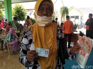 Senangnya Mbah Sukarsih Dapat Bantuan Tunai Rp 600 Ribu