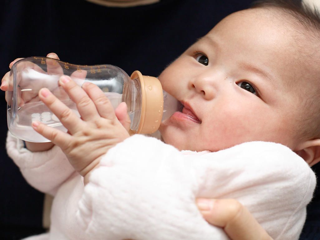 Можно пить воду новорожденный. Новорожденный пьет воду. Почему ребенок в 2 месяца пьет много воды.