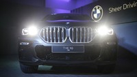 THE NEW X6 miliki panjang yang bertambah 26 mm dibandingkan generasi sebelumnya (menjadi 4.935 mm) dan juga bertambah lebar 15 mm (menjadi 2.004 mm). Sekarang, THE NEW X6 lebih rendah 6 mm (pada 1.696 mm) dan gabungkan proporsi yang melebar secara dinamis dengan tampilan yang memikat.