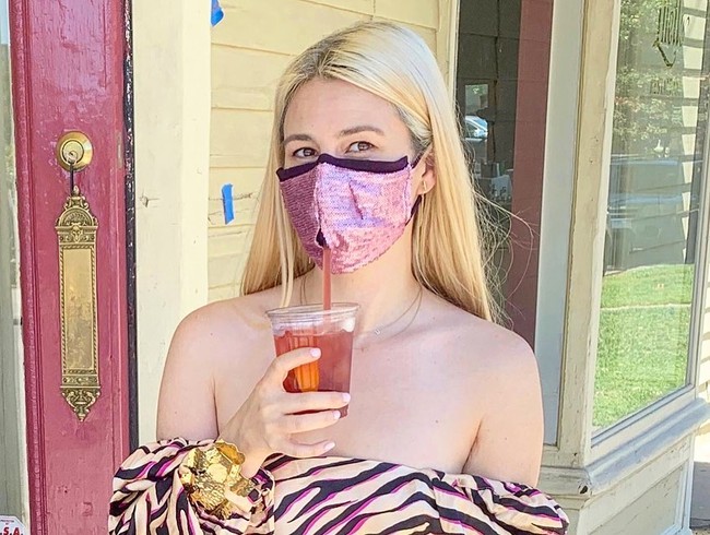 Berbeda dengan kebanyakan masker pada umumnya, masker karya Ellen Macomber yang satu ini terbilang unik. Dengan menggunakan masker ini, kamu bisa minum dengan lebih mudah tanpa harus mencopot masker yang sedang kamu kenakan. Foto: Instagram @ellenmacomber