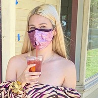 Berbeda dengan kebanyakan masker pada umumnya, masker karya Ellen Macomber yang satu ini terbilang unik. Dengan menggunakan masker ini, kamu bisa minum dengan lebih mudah tanpa harus mencopot masker yang sedang kamu kenakan. Foto: Instagram @ellenmacomber