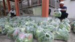 Sedekah Sayur Bantu Warga Terdampak COVID-19