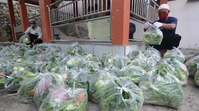 Sedekah Sayur Bantu Warga Terdampak COVID-19