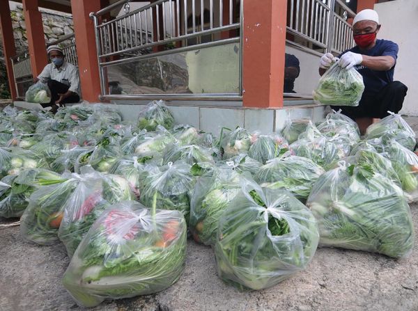 Sedekah Sayur Bantu Warga Terdampak COVID-19