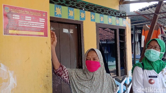 Pemasangan stiker keluarga pra-sejahtera di Kudus