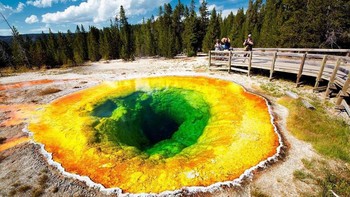 Lava bersuhu tinggi telah menciptakan ribuan mata air panas dengan gelombang biru dan kabut di Taman Yellowstone di Amerika Serikat.Kolam kemuliaan pagi adalah yang paling indah dari banyak mata air panas di sana. Foto: Sina Mobile