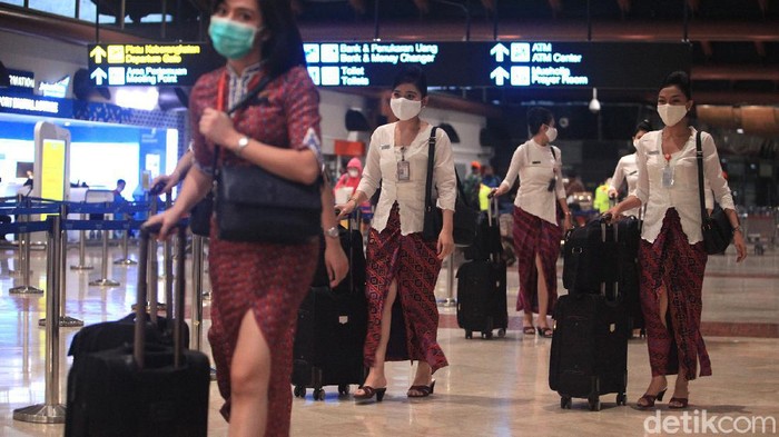 Kemenhub membuka kembali layanan penerbangan domestik di Bandara Soekarno Hatta. Awak kabin pun kembali sibuk melayani penerbangan terbatas untuk rute domestik.