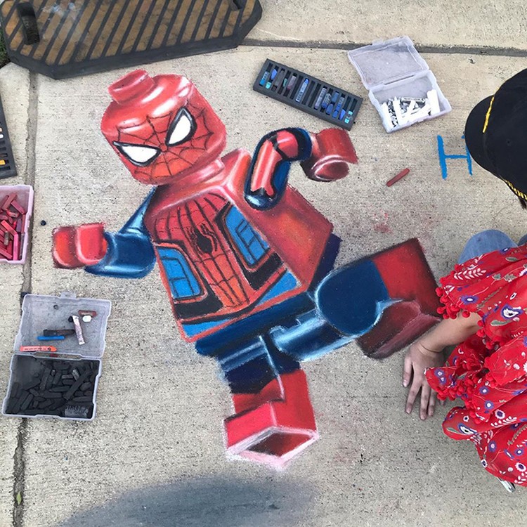 Gambar artistik yang dibuat oleh seniman Jan Riggins dan anak gadisnya Olivia membius netizen. Mereka membuatnya hanya dengan kapur di pinggir jalan.