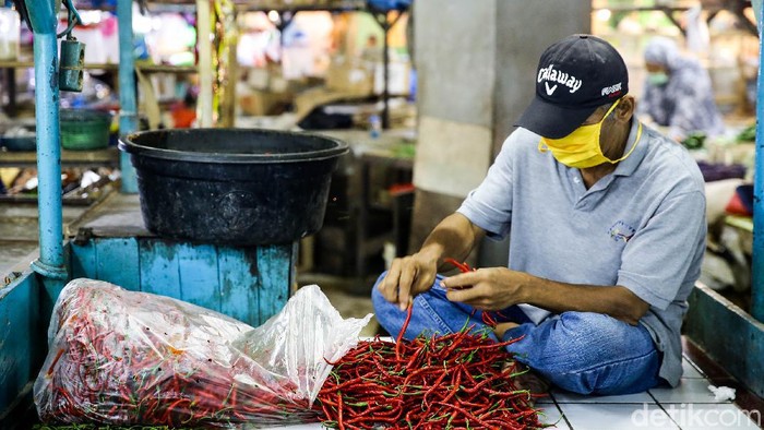 Harga sejumlah bahan kebutuhan pokok seperti bawang merah, gula hingga daging ayam terus merangkak naik dejak awal Ramadhan.