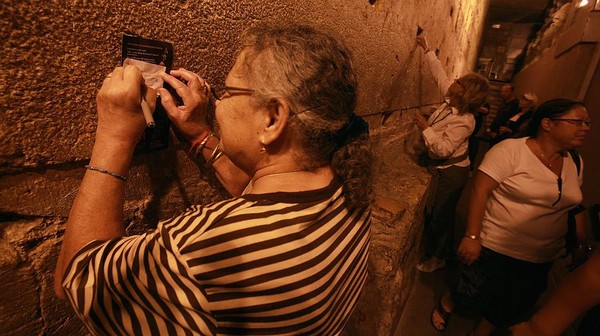 Para pengunjung terutama warga Yahudi sering meninggalkan catatan di Terowongan Tembok Barat.