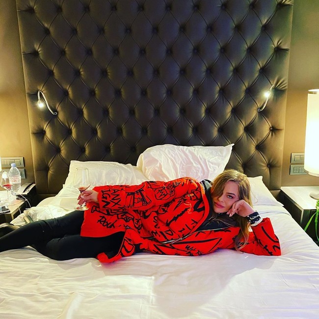 Amanda sempat menelepon kedutaan Inggris, namun dia diminta untuk bertahan sendiri karena situasi saat itu pun tengah kacau. Selama berjam-jam, Amanda mendorong koper beratnya sendirian di jalan, dan tidak tahu harus kemana. Akhirnya, ada satu hotel yang mau menerimanya.  Foto: Instagram @instamanda_lauren