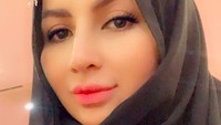 Five Vi mempelajari ilmu agama lebih dalam dengan belajar ke beberapa ustaz. Salah satunya Ustaz Khalid Basalamah yang membuatnya mantap berhijrah Foto: Instagram five_vrachmawati