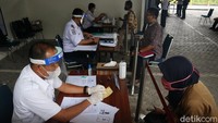 Sesuai Surat Edaran Gugus Tugas COVID-19, masyarakat yang diperbolehkan menggunakan KLB ialah pekerja di pelayanan penanganan COVID-19, pertahanan & keamanan, kesehatan, kebutuhan dasar, fungsi ekonomi penting; perjalanan darurat pasien atau orang yang memiliki keluarga inti sakit keras atau meninggal; serta repatriasi.