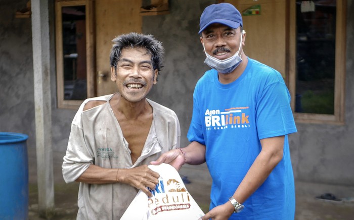 Salurkan Bantuan Hingga Pelosok Desa Lewat Agen BRILink Bank BRI terus menyalurkan bantuan paket sembako kepada warga yang terdampak COVID-19. Sedikitnya 100 ribu paket sembako langsung disalurkan lewat agen BRILink yang tersebar hingga pelosok desa.