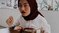 Pose candid saat kulineran paling sering diunggah oleh selebgram yang tengah viral ini. Tak tanggung-tanggung bahkan ia sampai menghabiskan dua mangkuk smoothie sekaligus. Foto: Instagram @indirakalistha