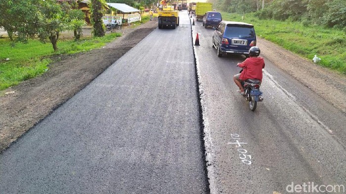 Perbaikan Jalan Lintas Timur Sumatera Perbaikan di lintas Sumatera Sumatera kini terus dikebut jelang lebaran 2020, Palembang, Jumat (15/5/2020)