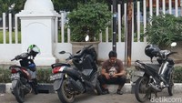 Sejak pandemi Corona merebak, para sopir ini mengaku mengalami penurunan penghasilan.