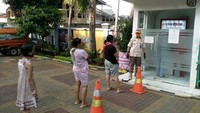 Untuk menjaga keamanan dan menghindari penyebaran virus Corona, para nasabah dapat melakukan transaksi secara nontunai melalui JakOne Mobile. Pemegang KJP Plus & KJMU yang sudah mengaitkan rekening KJPnya dengan JakOne Mobile dapat melakukan cek saldo tanpa harus ke ATM Bank DKI. Pemegang KJP Plus & KJMU pun dapat menikmati kemudahan berbagai transaksi perbankan melalui JakOne Mobile. Foto: dok. Bank DKI