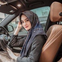 Dalam video di YouTube, Sabrina mengatakan, pernikahan dia dan suaminya dilakukan tepat 34 hari setelah mereka pertama kali mengobrol via aplikasi chatting. Sabrina juga menceritakan soal pernikahannya yang dipersiapkan hanya 36 hari. Bagi aku yang krusial itu adalah umurku. Waktu aku dan suami melangsungkan akad nikah usiaku 16 tahun 7 bulan dan 12 hari. Begitupun suamiku 25 tahun 7 bulan dan 12 hari, katanya. Foto: instagram @sabrinasosiawan