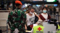 Menanggapi antrean penumpang kemarin. pihak Bandara Soetta berjanji akan lebih memperhatikan lagi penerapan social distancing di dalam bandara.