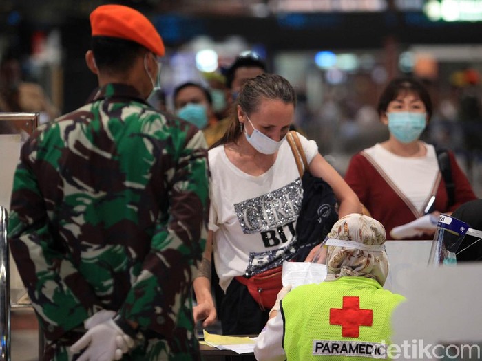 Bandara Soekarno-Hatta (Soetta) melakukan perubahan jalur pemeriksaan berkas izin perjalanan. Sebagaimana diketahui kemarin penumpang berdesak-desakan.