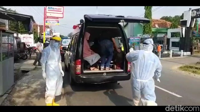 Tim Gugus Tugas mengevakuasi warga di Brebes yang positif Corona ke rumah sakit, Jumat (15/5/2020).