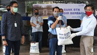 Direktur Utama PT Bank Tabungan Negara (Persero) Tbk Pahala N. Mansury menyerahkan secara langsung bantuan paket sembako dan alat kesehatan tersebut pada perwakilan pegawai anorganik perseroan di Kantor Pusat Bank BTN, Jakarta, Jumat (15/5).  dok. Bank BTN