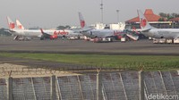  PT Angkasa Pura II (Persero) bersama stakeholder di Bandara Internasional Soekarno-Hatta menetapkan kebijakan baru guna memastikan kelancaran serta terciptanya physical distancing bagi calon penumpang saat memproses keberangkatan rute domestik di tengah penerapan Pembatasan Sosial Berskala Besar.