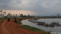 Danau yang berada di sekitar masjid semakin membuat suasana.