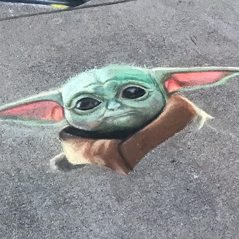 Gambar artistik yang dibuat oleh seniman Jan Riggins dan anak gadisnya Olivia membius netizen. Mereka membuatnya hanya dengan kapur di pinggir jalan.