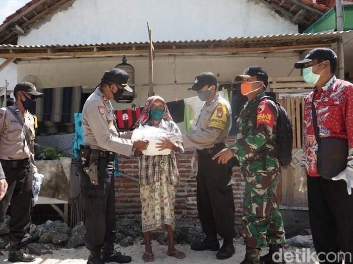 Pembagian Paket Sembako di Probolinggo